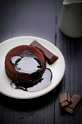 포토 JPG 해외이미지 접시 검은배경 단면 실내 사람없음 초콜릿 달콤 비네팅 퐁당오쇼콜라 해외포토 식기 백그라운드 디저트 촬영기법 내부 검은색 맛 파일형식 이미지허브