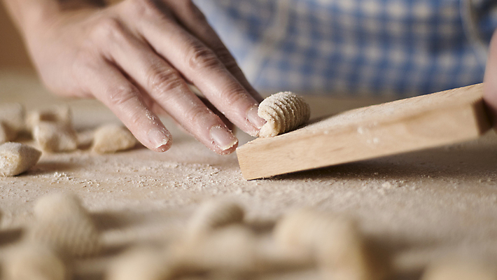포토 JPG 해외이미지 전통 손 여자 포크 재료 주택 감자 파스타 실내 요리 사람없음 주방 요리사 식사 저녁식사 이탈리아 흰색 레인지 업무 이탈리아음식 상품 지중해 준비 유기농 날것 반죽 만들기 롤 밀가루 레시피 점심식사 바이오 생식 실린더 채식주의자 탄수화물 핸드메이드 비건 해외포토 직업 식기 웰빙 유럽 바다 컬러 채소 모션 서양음식 사람 내부 건물 신체부위 가전제품 작업 가루 채식 파일형식 이미지허브