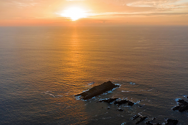 포토 JPG 해외이미지 모래 파도 바다 자연 안테나 사람 사람없음 야외 물 태양 마을 황혼 일몰 새벽 절벽 서핑보드 서핑 포르투갈 암초 대서양 설정 드론 해외포토 자연요소 유럽 통신 노을 수상스포츠 보드_스포츠 생태계 파일형식 이미지허브