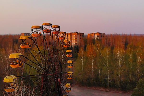 포토 JPG 해외이미지 건축양식 거리 안테나 파노라마 풍경 사람없음 건물 도시풍경 환경 일몰 봄 도시 사건 버리기 위협 그네 영토 지역 회전목마 원자력 깨짐 방사능 방사선 생태학 재앙 파멸 해외포토 건축물 계절 교육 건축 컨셉 통신 모션 촬영기법 노을 에너지 놀이기구 파일형식 소멸 이미지허브
