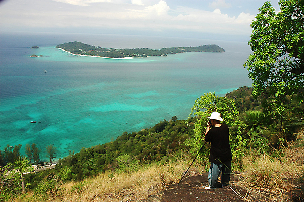 포토 JPG 해외이미지 모래 바다 섬 여행 백그라운드 태국 자연 하늘 아침 산 풍경 사람없음 야외 물 파란색 햇빛 뷰티 여행객 활발 보트 정상 사진사 만족 꼬리 각도 석호 터키석 파라다이스 해외포토 주간 자연요소 감정 아시아 컬러 컨셉 배_교통 사람 태양 보석 작가 생태계 파일형식 이미지허브