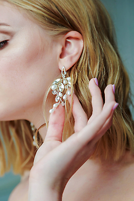 포토 JPG 해외이미지 백인 모델 여자 얼굴 결혼 목걸이 청소년 한명 사람 성인 빛 금발 뷰티 유행 귀걸이 화려 우아함 보석 해외포토 서양인 1 헤어스타일 컨셉 장신구 이벤트 신체부위 광석 파일형식 이미지허브