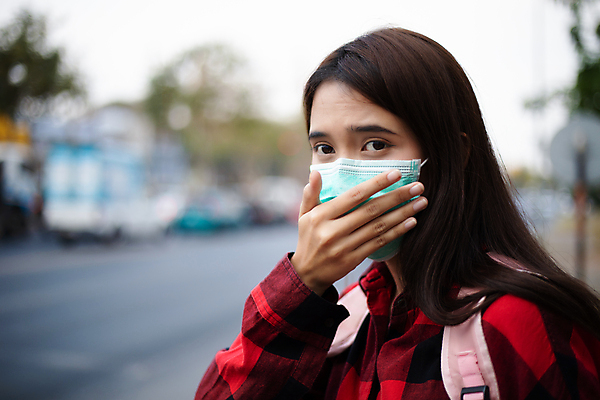 포토 JPG 해외이미지 모델 여자 얼굴 모바일 실내 건강 가면 한명 안전 동양인 스마트폰 핸드폰 환경 고통 도시 수술 호흡기관 바이러스 호흡 보호 질병 위험 스마트 예방 전염 경보 돌봄 배기가스 스모그 위생관리 인플루엔자 해로움 해외포토 1 감정 컨셉 의학 모션 관리 사람 인종 내부 신체부위 치료 전자제품 스마트기기 장기_의학 감염 파일형식 이미지허브