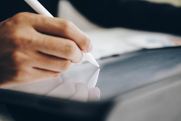 포토 JPG 해외이미지 디자인 교육 인터넷 비즈니스 사람없음 터치패드 알약 펜 디지털 스크린 기록 잡기 업무 비즈니스맨 네트워크 이메일 무선전화기 전자 온라인 패드 온라인강의 터치스크린 해외포토 남자 모션 필기구 약 작업 직장인 강의 전화기 파일형식 언택트 이미지허브