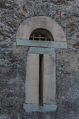 포토 JPG 해외이미지 벽 건축양식 유물 미술 안전 사람없음 건물 펼침 회색 성 철 묘사 아치 보안 창살 쇠창살 옛날 적 해외포토 전통 건축물 건축 컬러 모션 문화예술 파일형식 이미지허브