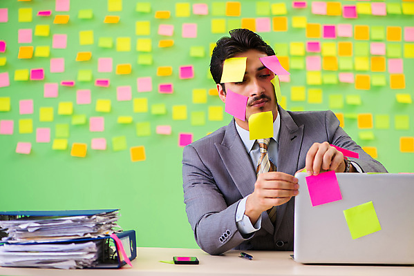 포토 JPG 해외이미지 라이프스타일 남자 컨셉 비즈니스 사업가 스트레스 직장 피곤 한명 정장 상반신 성인 노트북 사무실 쪽지 업무 작업 비즈니스맨 좌절 가득함 포스트잇 바쁨 붙이기 성인남자한명만 해외포토 직업 1 옷 감정 회사 모션 사람 생활 전자제품 메모지 직장인 남자한명만 성인남자만 파일형식 이미지허브