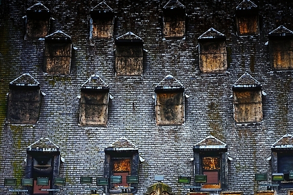 포토 JPG 해외이미지 백그라운드 컨셉 건축양식 창문 지붕 벽돌 주택 사람없음 건물 탑 검은색 어둠 발코니 선택 맨션 타일 묘사 천장 콘도 리빙 제비 시각장애인 옛날 많음 해외포토 건축물 건축 컬러 조류 숙소 장애인 파일형식 이미지허브