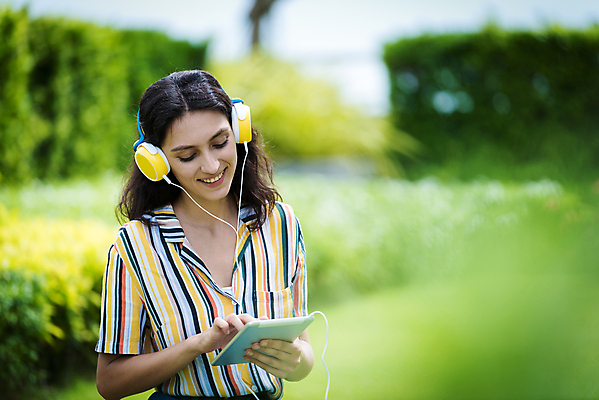 포토 JPG 해외이미지 백인 모델 라이프스타일 공원 여자 행복 음악 셔츠 인터넷 비즈니스 자연 놀이 휴식 한명 서기 미소 웃음 성인 야외 가로 캐주얼 세로 초록색 여름 알약 노란색 유행 정원 맑음 헤드폰 봄 듣기 청바지 닫기 어깨 식물원 전경 해외포토 서양인 1 옷 계절 공공시설 감정 컬러 음향기기 컨셉 상의 바지 모션 날씨 문화예술 표정 사람 풍경 생활 신체부위 약 생태계 파일형식 탑뷰 이미지허브