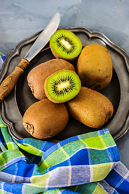 포토 JPG 해외이미지 접시 회색배경 단면 실내 키위 사람없음 나이프 해외포토 식기 백그라운드 과일 내부 회색 칼 파일형식 이미지허브