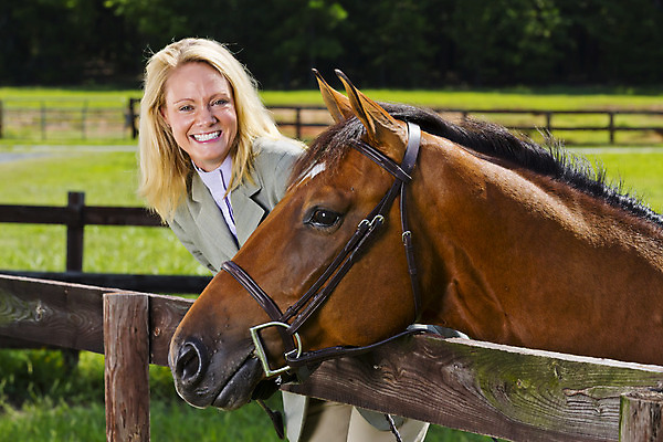 포토 JPG 해외이미지 동물 백인 모델 직업 라이프스타일 여자 감정 얼굴 포즈 밭 자연 건강 한명 사람 성인 야외 뷰티 유행 귀여움 경쟁 시골 표현 화려 승마 기수 라이더 해외포토 서양인 1 스포츠 컨셉 농업 생활 신체부위 생태계 파일형식 이미지허브