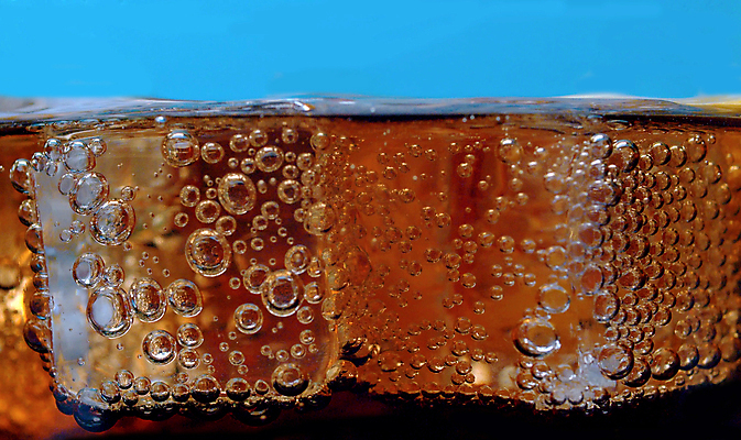 포토 JPG 해외이미지 음료 유리 사람없음 빛 얼음 거품 에너지 추위 신선 투명 액체 닫기 달콤 맛 갈증 설탕 레모네이드 상쾌 파란배경 상승 콜라 가스 소다 이산화탄소 카페인 해로움 해외포토 자연요소 감정 백그라운드 컨셉 모션 재질 파란색 탄산음료 에이드 파일형식 이미지허브