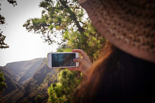 포토 JPG 해외이미지 백인 라이프스타일 응시 여자 여행 자연 모바일 휴가 한명 미소 사람 풍경 야외 스마트폰 핸드폰 여행객 카메라 디지털 스크린 사진촬영 어플리케이션 휴대용 전화기 스마트 그림 밀짚 해외포토 서양인 1 시선 컨셉 표정 생활 전자제품 스마트기기 촬영 짚 오브젝트 생태계 파일형식 이미지허브
