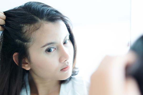 포토 JPG 해외이미지 손 응시 여자 실내 한명 상반신 성인 신체부위 뷰티 반사 머리카락 거울 잡기 소프트포커스 흰배경 헤어관리 두피관리 두피케어 탈모 탈모클리닉 성인여자한명만 탈모예방 숱 해외포토 1 시선 백그라운드 모션 촬영기법 사람 내부 머리 흰색 예방 클리닉 증상 여자한명만 성인여자만 파일형식 이미지허브