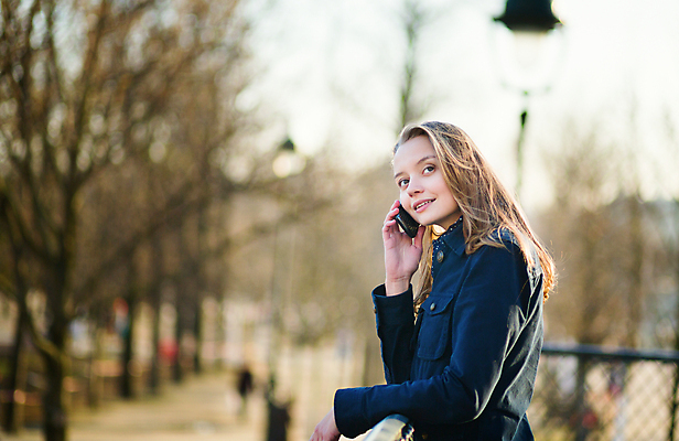 포토 JPG 해외이미지 백인 모델 라이프스타일 유럽 얼굴 모바일 거리 말하기 대화 한명 사람 야외 스마트폰 봄 흰색 도시 날씬함 해외포토 서양인 1 계절 나라 컬러 모션 생활 신체부위 핸드폰 스마트기기 몸매 파일형식 이미지허브