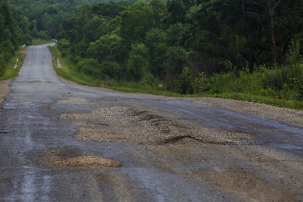 포토 JPG 해외이미지 도로 길 여행 자국 자동차 날씨 안전 사람없음 물 반사 검은색 손상 차도 젖음 도시 구멍 고속도로 냄비 숲 위험 큼 러시아 웅덩이 먼지 장면 지역 진흙 나쁜 길가 깨짐 러시아인 옛날 콘크리트 소름 해외포토 자연요소 서양인 감정 유럽 육상교통 컬러 컨셉 교통시설 솥 크기 파일형식 이미지허브