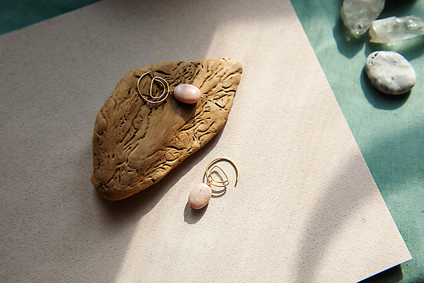 포토 JPG 해외이미지 디자인 여자 분홍색 조각 장신구 자연 유리 조명 선물 미술 사람없음 목재 장식 태양 뷰티 유행 금속 귀걸이 수확 쌍 화려 황금 고급 우아함 보석 나무껍질 내추럴 놋쇠 핸드메이드 스타일 미니멀 해외포토 자연요소 나무 컬러 컨셉 농업 재료 재질 문화예술 사람 껍질 광석 생태계 파일형식 이미지허브