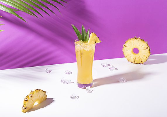 포토 JPG 해외이미지 잎 잔 실내 그림자 사람없음 얼음 파인애플 보라색배경 파인애플주스 해외포토 자연요소 식물 식기 백그라운드 과일 내부 보라색 과일주스 열대과일 파일형식 이미지허브