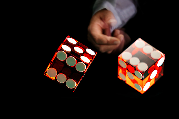 포토 JPG 해외이미지 손 신체부위 도박 오브젝트 카지노 주사위 포커 해외포토 사람 게임 트럼프 파일형식 이미지허브