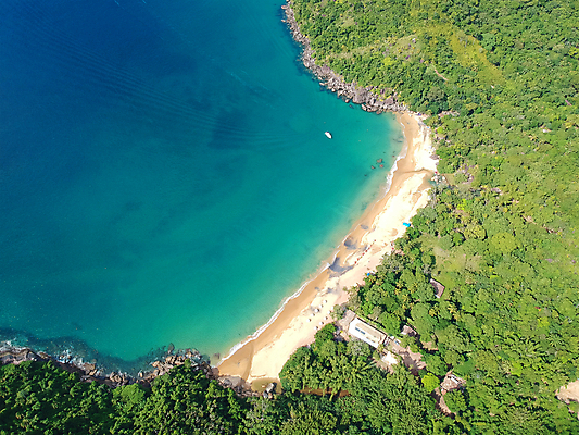 포토 JPG 해외이미지 계절 바다 섬 여행 백그라운드 자연 휴가 휴식 안테나 풍경 사람없음 야외 물 여름 파란색 모래사장 뷰티 환경 놀람 바위 점 보트 고급 비밀 인도인 지중해 하와이 인도네시아 브라질 대서양 석호 드론 터키석 파라다이스 해외포토 자연요소 외국인 감정 아시아 컬러 컨셉 배_교통 통신 표정 동양인 미국 돌_바위 남아메리카 보석 생태계 파일형식 이미지허브