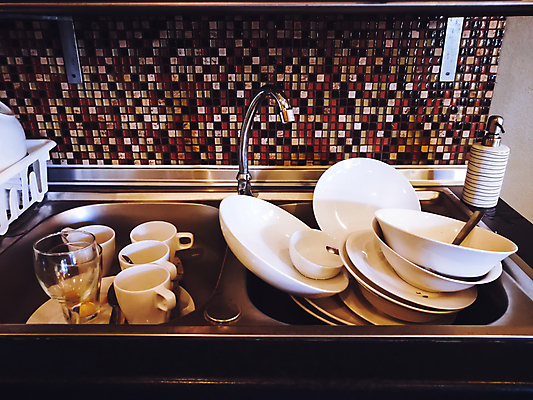 포토 JPG 해외이미지 그릇 접시 와인잔 사람없음 컵 주방 숟가락 지저분함 설거지 가득함 싱크대 수도꼭지 주방세제 해외포토 식기 가사 술잔 수저 감각 세제 개수대 파일형식 이미지허브