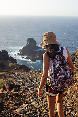 포토 JPG 해외이미지 라이프스타일 여자 길 스포츠 바다 섬 여행 자연 하늘 휴가 파노라마 한명 물 컬러풀 걷기 산책 트래킹 하이킹 스페인 염원 하이커 해외포토 자연요소 1 유럽 컬러 모션 레저 휴식 촬영기법 사람 생활 생태계 파일형식 이미지허브