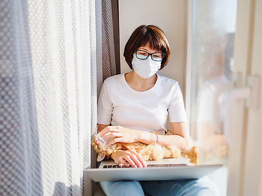 포토 JPG 해외이미지 여자 안경 비즈니스 창문 함께함 마스크 한명 앉기 상반신 성인 앞모습 노트북 고양이 업무 성인여자한명만 코로나바이러스 자가격리 안락 해외포토 1 잡화 뷰포인트 컨셉 포유류 모션 사람 전자제품 반려동물 작업 바이러스 여자한명만 성인여자만 파일형식 격리 이미지허브