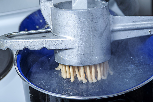 포토 JPG 해외이미지 접시 음식 주택 독일 요리 사람없음 물 기계 공구 긴급 냄비 국수 준비 반죽 언론 전국 전문 해외포토 자연요소 식기 유럽 건물 도구 면류 솥 파일형식 이미지허브