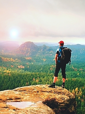 포토 JPG 해외이미지 라이프스타일 무기 스포츠 여행 배낭 자국 자연 성공 산 건강 한명 사람 풍경 야외 태양 여행객 산책 트래킹 하이킹 장비 리더 격려 백패커 하이커 해외포토 자연요소 1 감정 컨셉 가방 모션 레저 휴식 생활 생태계 파일형식 이미지허브