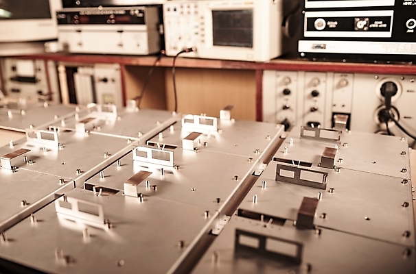 포토 JPG 해외이미지 산업 백그라운드 인터넷 장신구 통신 부분 의료기기 표면 사람없음 전자제품 컴퓨터 금속 디지털 블록 장비 플러그 지저분함 제조 연결 철 오브젝트 신호 순환 반도체 철사 스위치 공학 조립 복잡 옛날 철강 콘덴서 하드웨어 해외포토 교육 컨셉 의학 모션 재질 감각 파일형식 이미지허브