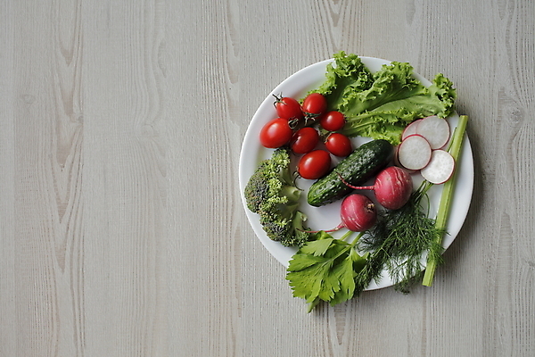 포토 JPG 해외이미지 접시 식재료 방울토마토 오이 실내 사람없음 하이앵글 상추 브로콜리 허브 건강식 적환무 플랫레이 나무배경 해외포토 식물 식기 음식 뷰포인트 백그라운드 토마토 채소 내부 플랫 무 파일형식 이미지허브