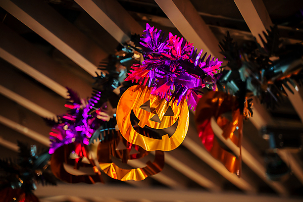 포토 JPG 해외이미지 라이프스타일 디자인 백그라운드 컨셉 실내 매달리기 사람없음 장식 파티 축제 할로윈 가을 유령 오브젝트 천장 잭오랜턴 해외포토 계절 모션 이벤트 내부 생활 파일형식 이미지허브