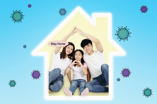 포토 JPG 해외이미지 전신 여자 남자 딸 행복 어린이 가족 엄마 함께함 사랑 앉기 성인 세명 아빠 집모양 사회적거리두기 스테이홈 해외포토 모양 감정 캠페인 컨셉 관계 모션 사람 파일형식 이미지허브