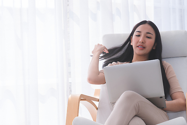 포토 JPG 해외이미지 모델 라이프스타일 여자 행복 인터넷 비즈니스 창문 모바일 휴식 주택 한명 미소 앉기 동양인 성인 노트북 빛 컴퓨터 소파 뷰티 유행 방 회색 흰색 서핑 이메일 연결 부드러움 온라인 리빙 내추럴 소셜 해외포토 1 감정 컬러 컨셉 의자 모션 표정 사람 인종 건물 생활 전자제품 수상스포츠 감각 파일형식 이미지허브