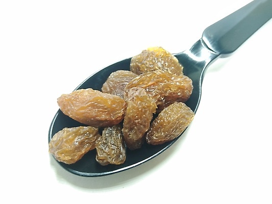 포토 JPG 해외이미지 스튜디오촬영 실내 사람없음 숟가락 흰배경 건과일 건포도 해외포토 백그라운드 과일 포도 건조 수저 내부 흰색 파일형식 이미지허브