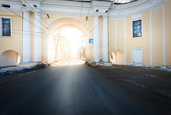포토 JPG 해외이미지 나무 외관 문화 도로 길 십자가 건축양식 창문 하늘 거리 그림자 사람없음 야외 건물 목재 장식 빛 햇빛 노란색 침묵 흰색 기둥 도시 오솔길 아치 도로표지판 철사 타운 옛날 해외포토 식물 건축물 건축 컬러 재료 교통시설 태양 소리 표지판 파일형식 이미지허브