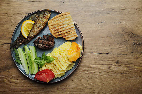 포토 JPG 해외이미지 접시 토마토 오이 실내 스테이크 요리 사람없음 하이앵글 토스트 생선구이 바질 건강식 감자샐러드 플랫레이 갈색배경 나무배경 해외포토 식기 음식 빵 뷰포인트 백그라운드 채소 서양음식 내부 갈색 샐러드 플랫 구이 생선요리 파일형식 이미지허브
