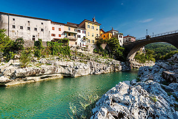 포토 JPG 해외이미지 계절 유럽 여행 백그라운드 건축양식 휴가 풍경 사람없음 야외 건물 초록색 물 강 도시풍경 컬러풀 햇빛 반사 마을 계곡 맑음 활발 탐험 가을 바위 도시 보석 에메랄드 타운 숨기 슬로베니아 옛날 해외포토 자연요소 건축물 건축 나라 컬러 컨셉 모션 날씨 태양 돌_바위 광석 파일형식 이미지허브