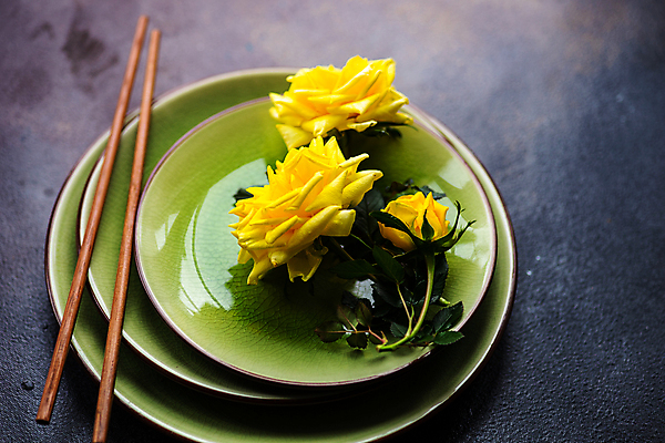 포토 JPG 해외이미지 접시 젓가락 검은배경 사람없음 장미 쌓기 해외포토 식기 꽃 백그라운드 모션 수저 검은색 파일형식 이미지허브