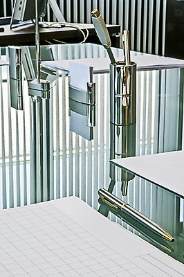 포토 JPG 해외이미지 백인 직업 여자 종이 회사 비즈니스 사업가 통신 명함 탁자 성공 회의 직장 실내 사람 앉기 사람없음 내부 사무실 방 흰색 업무 작업 비즈니스맨 비즈니스우먼 발표 그룹 토론 종업원 책상 동료 경영자 문서 경영 해외포토 서양인 남자 컬러 가구 컨셉 관계 모션 직장인 리더 파일형식 이미지허브