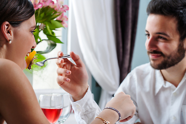 포토 JPG 해외이미지 백인 라이프스타일 커플 여자 꽃 행복 얼굴 꽃다발 데이트 관계 갈색머리 사람 두명 식당 와인 저녁식사 샐러드 마시기 날짜 우아함 점심식사 수유 해외포토 서양인 식물 헤어스타일 감정 음식 컨셉 모션 주류 생활 신체부위 상점 식사 파일형식 이미지허브