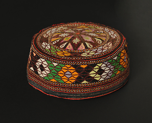 포토 JPG 해외이미지 전통 옷 아시아 문화 백그라운드 패턴 동양인 사람없음 컬러풀 머리 검은색 어둠 직물 화려 이슬람교 오브젝트 싱글 자수 동쪽 우즈베키스탄 고립 전국 캡모자 해외포토 모자_잡화 나라 종교 컬러 컨셉 무늬 인종 신체부위 방향 중앙아시아 파일형식 이미지허브