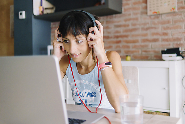 포토 JPG 해외이미지 백인 직업 라이프스타일 응시 커피 음악 이어폰 셔츠 인터넷 비즈니스 탁자 주택 실내 한명 사람 앉기 노트북 스마트폰 컴퓨터 금발 헤드폰 듣기 관찰 타이핑 작업 이메일 플랫 연결 커피잔 집중 싱글 와이파이 온라인 독립 주목 프리랜서 카피스페이스 해외포토 서양인 1 헤어스타일 시선 음료 음향기기 가구 컨셉 상의 모션 문화예술 잔 내부 건물 생활 전자제품 핸드폰 스마트기기 공백 무선인터넷 파일형식 이미지허브