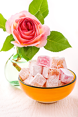 포토 JPG 해외이미지 그릇 실내 사람없음 장미 꽃병 달콤 흰배경 담기 로쿰 해외포토 식기 꽃 백그라운드 모션 디저트 내부 흰색 맛 터키음식 파일형식 이미지허브