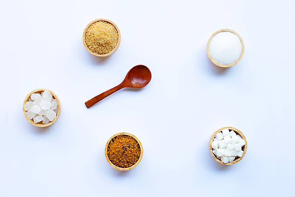 포토 JPG 해외이미지 식재료 실내 종류 사람없음 조미료 달콤 설탕 각설탕 흰배경 나무숟가락 나무그릇 황설탕 해외포토 그릇 백그라운드 내부 목재 숟가락 흰색 맛 향미료 파일형식 이미지허브