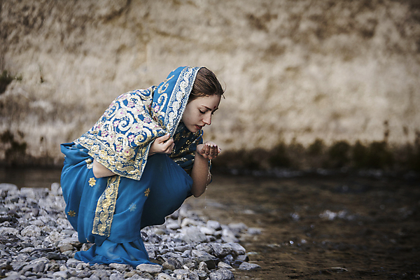 포토 JPG 해외이미지 전통 드레스 여자 아시아 종교 음료 여행 아침 휴가 산 관리 한명 사람 야외 물 강 컬러풀 직물 인도인 사리 힌두교 해외포토 주간 자연요소 외국인 1 옷 나라 컬러 동양인 파일형식 이미지허브