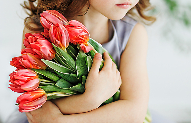 포토 JPG 해외이미지 백인 손 드레스 여자 꽃 감정 어린이 백그라운드 갈색머리 사람 사람없음 10대 청춘 기쁨 튤립 잡기 입술 해외포토 서양인 식물 헤어스타일 옷 컨셉 모션 청소년 신체부위 파일형식 이미지허브