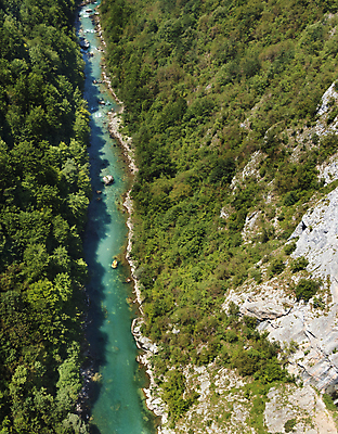 포토 JPG 해외이미지 공원 하늘색 백그라운드 컨셉 자연 하늘 산 풍경 사람없음 야외 초록색 물 여름 파란색 빛 강 컬러풀 환경 계곡 맑음 폭포 흐름 바위 흰색 개울 숲 순수 속도 그림 생태계 내추럴 강렬 생태학 터키석 카피스페이스 그리너리 해외포토 자연요소 계절 공공시설 교육 컬러 날씨 공백 돌_바위 보석 파일형식 트랜드컬러 이미지허브