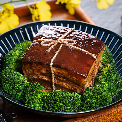 포토 JPG 해외이미지 접시 꽃 실내 돼지고기 근접촬영 사람없음 중식 끈 브로콜리 나무쟁반 동파육 해외포토 식물 식기 음식 뷰포인트 채소 쟁반 육류 내부 목재 파일형식 이미지허브