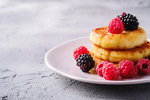 포토 JPG 해외이미지 접시 회색배경 사람없음 달콤 산딸기 블랙베리 팬케이크 콘크리트 해외포토 식기 백그라운드 과일 케이크 회색 맛 파일형식 이미지허브