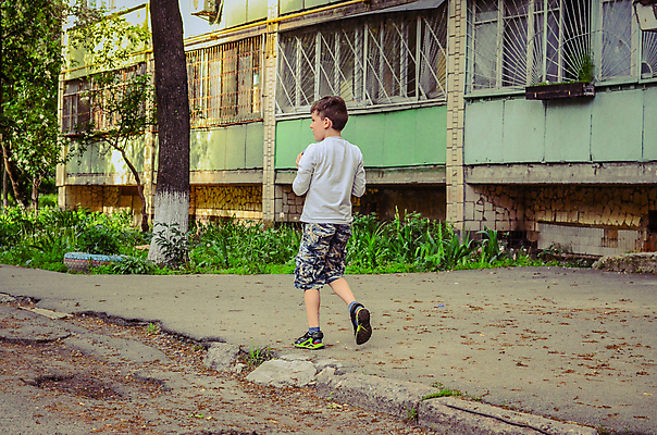 포토 JPG 해외이미지 나무 백인 라이프스타일 디자인 외관 남자 도로 건축양식 창문 거리 주택 한명 사람 소년 야외 건물 컬러풀 문 발코니 도시 재산 조경 타운 이웃 옛날 주거지 스타일 해외포토 서양인 식물 1 건축물 건축 길 어린이 컬러 교통시설 생활 금융 파일형식 이미지허브